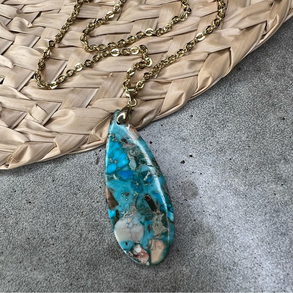 Natural stone necklace on gold tone chain - Picture 3 of 13